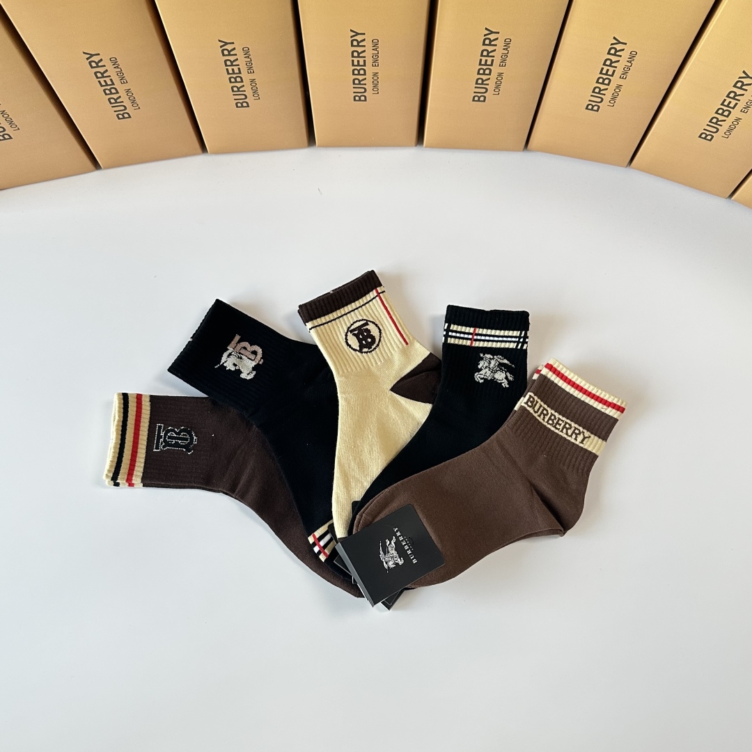 💛配专柜包装
Burberry （巴宝莉）新款中短款堆堆袜袜子！一盒五双，专柜同步筒袜袜子，💛大牌出街，