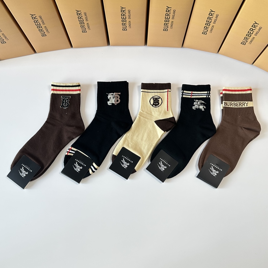 💛配专柜包装
Burberry （巴宝莉）新款中短款堆堆袜袜子！一盒五双，专柜同步筒袜袜子，💛大牌出街，