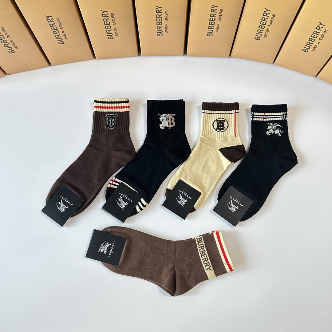 💛配专柜包装
Burberry （巴宝莉）新款中短款堆堆袜袜子！一盒五双，专柜同步筒袜袜子，💛大牌出街，