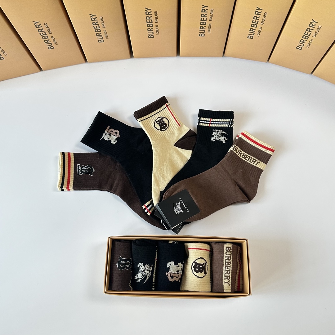 💛配专柜包装
Burberry （巴宝莉）新款中短款堆堆袜袜子！一盒五双，专柜同步筒袜袜子，💛大牌出街，