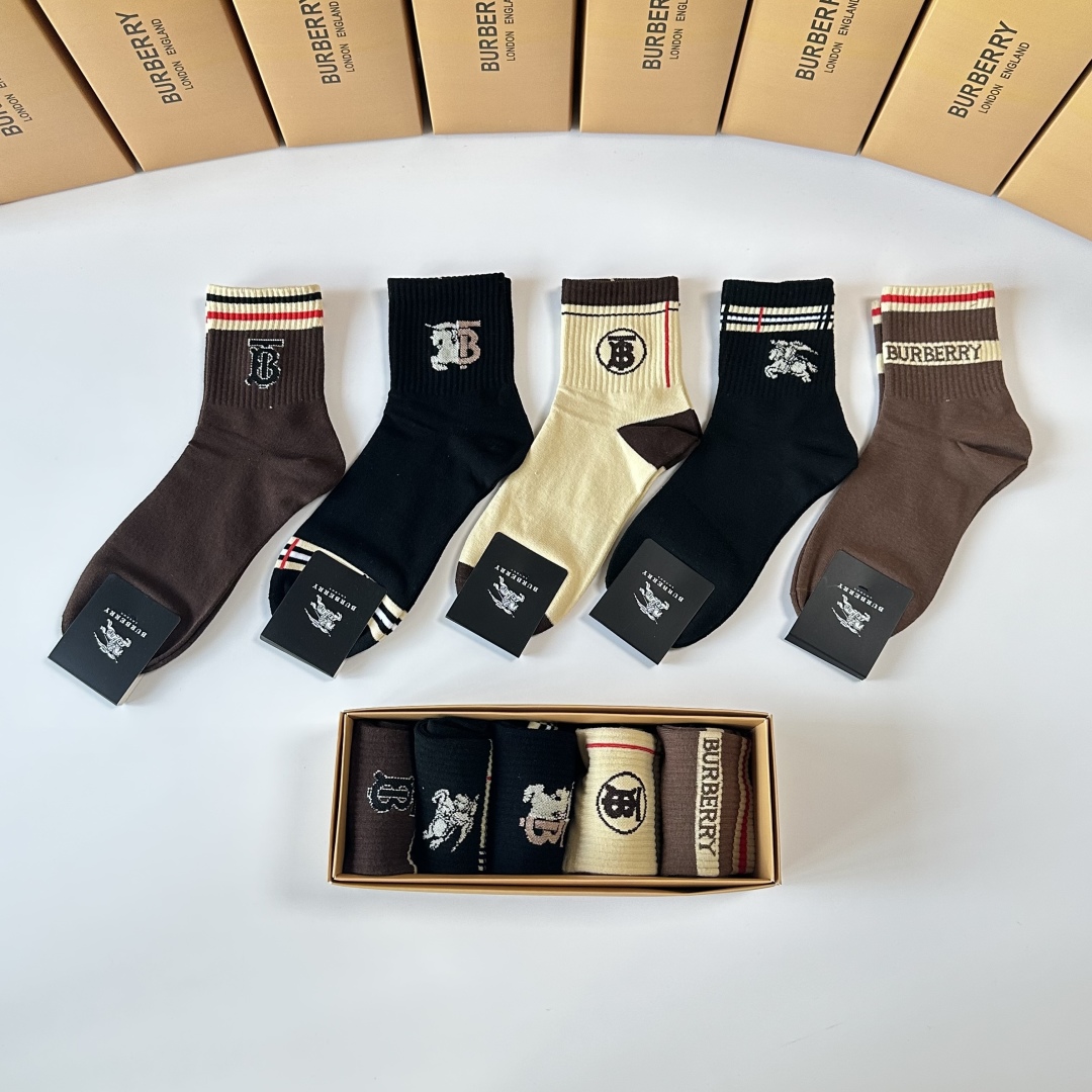 💛配专柜包装
Burberry （巴宝莉）新款中短款堆堆袜袜子！一盒五双，专柜同步筒袜袜子，💛大牌出街，