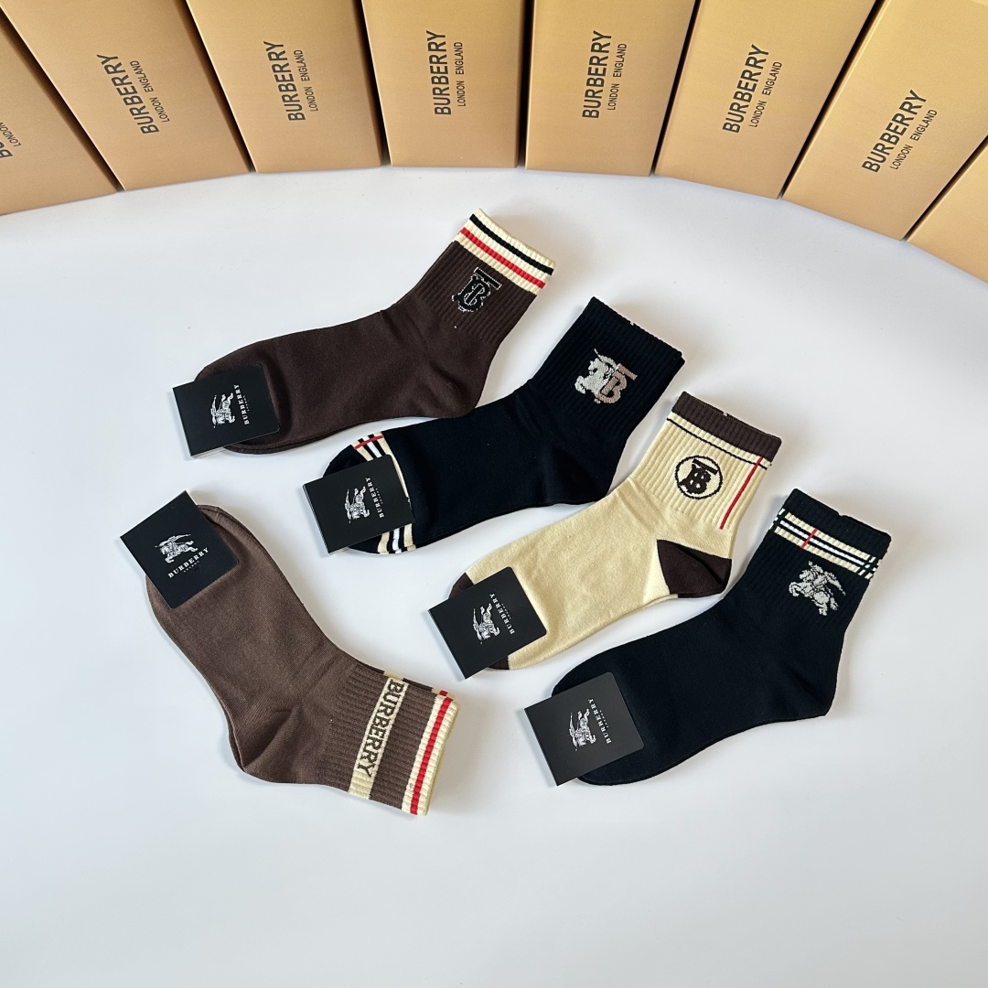 💛配专柜包装
Burberry （巴宝莉）新款中短款堆堆袜袜子！一盒五双，专柜同步筒袜袜子，💛大牌出街，