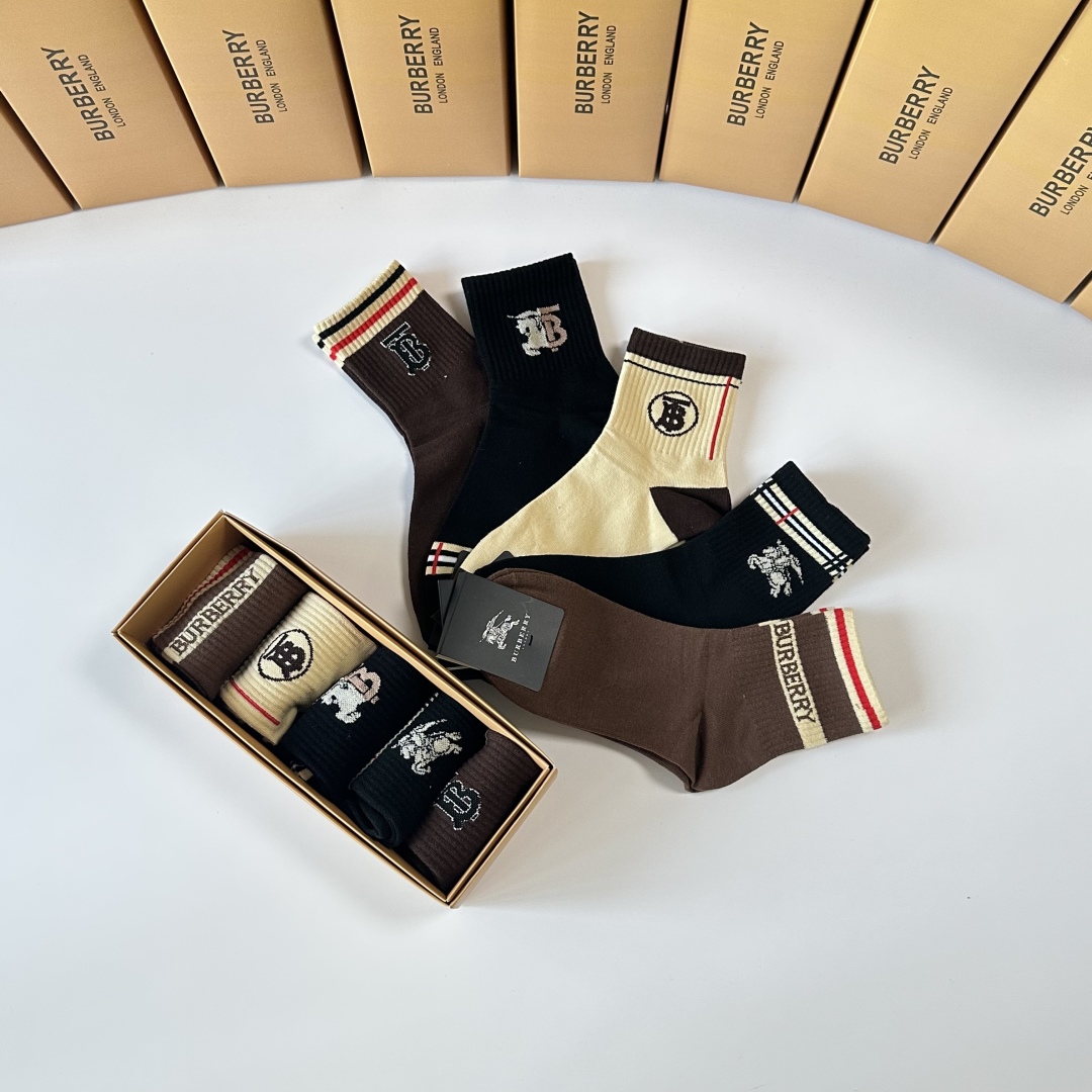 💛配专柜包装
Burberry （巴宝莉）新款中短款堆堆袜袜子！一盒五双，专柜同步筒袜袜子，💛大牌出街，