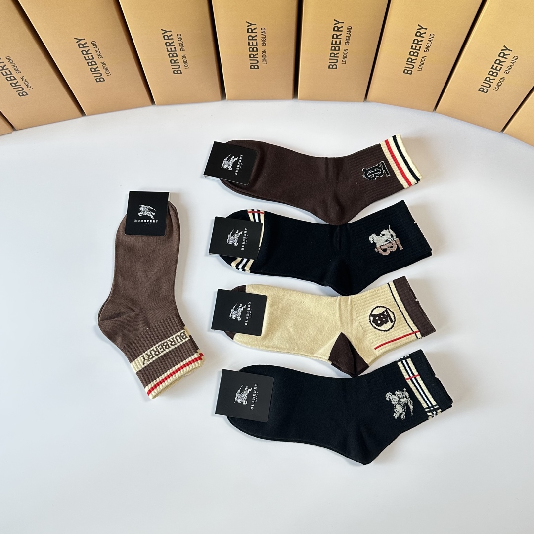 💛配专柜包装
Burberry （巴宝莉）新款中短款堆堆袜袜子！一盒五双，专柜同步筒袜袜子，💛大牌出街，