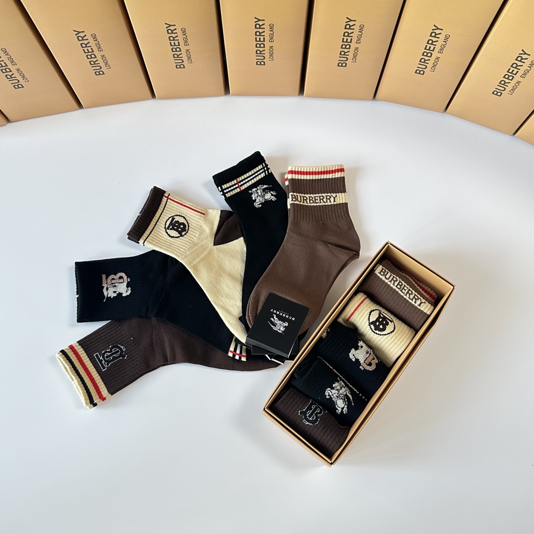 💛配专柜包装
Burberry （巴宝莉）新款中短款堆堆袜袜子！一盒五双，专柜同步筒袜袜子，💛大牌出街，