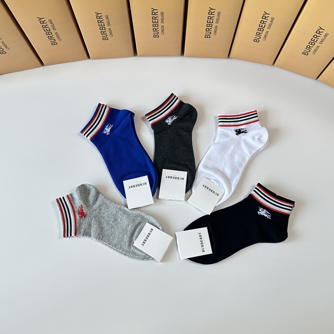 💛配专柜包装
Burberry （巴宝莉）新款中短款堆堆袜袜子！一盒五双，专柜同步筒袜袜子，💛大牌出街，