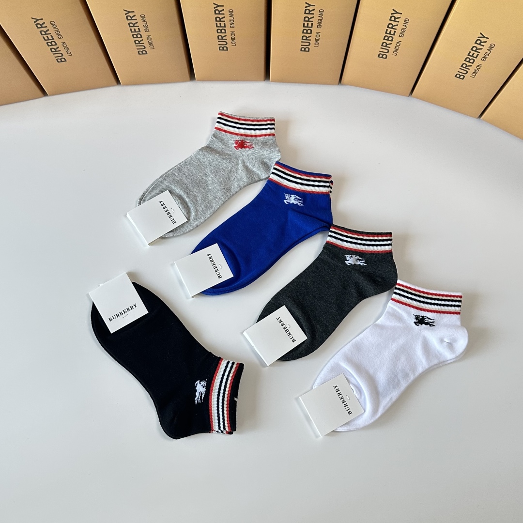 💛配专柜包装
Burberry （巴宝莉）新款中短款堆堆袜袜子！一盒五双，专柜同步筒袜袜子，💛大牌出街，