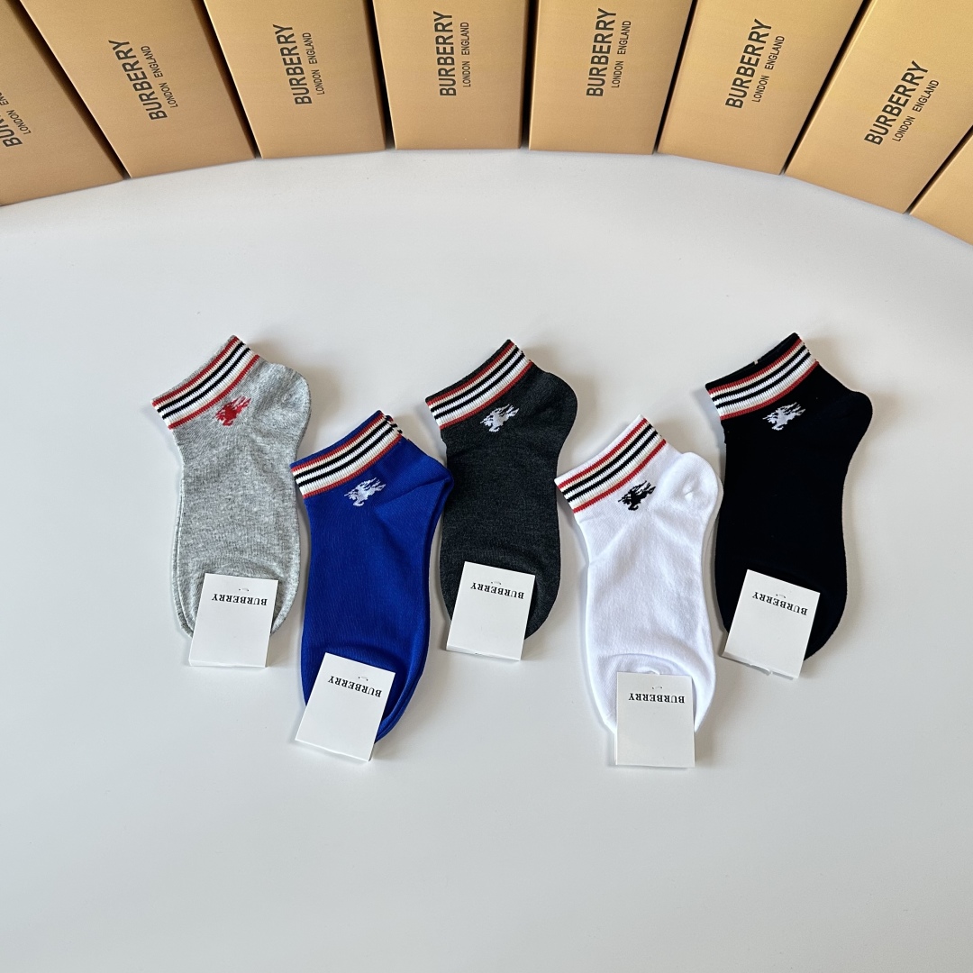 💛配专柜包装
Burberry （巴宝莉）新款中短款堆堆袜袜子！一盒五双，专柜同步筒袜袜子，💛大牌出街，