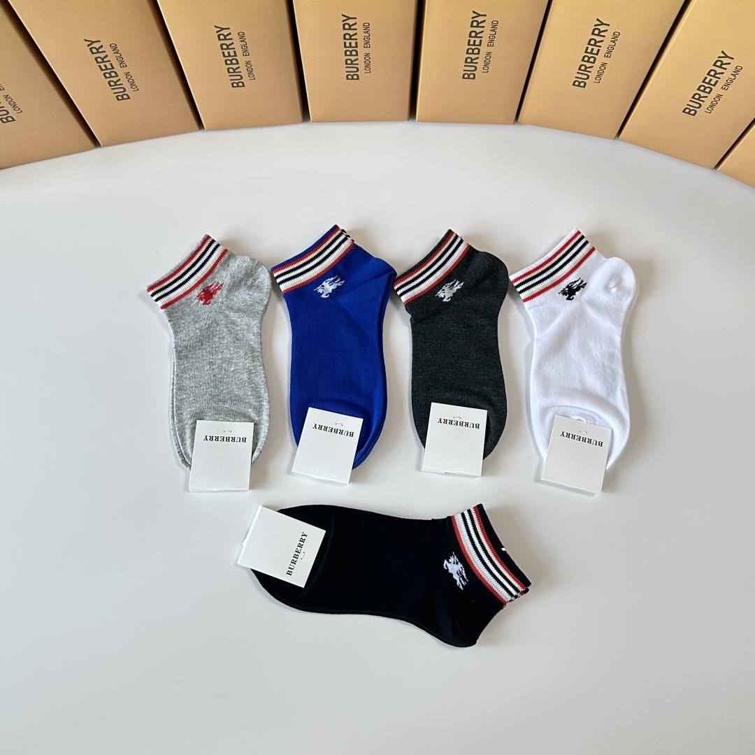 💛配专柜包装
Burberry （巴宝莉）新款中短款堆堆袜袜子！一盒五双，专柜同步筒袜袜子，💛大牌出街，