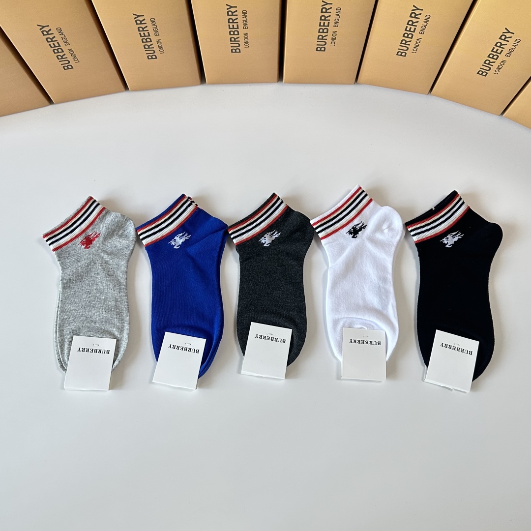 💛配专柜包装
Burberry （巴宝莉）新款中短款堆堆袜袜子！一盒五双，专柜同步筒袜袜子，💛大牌出街，