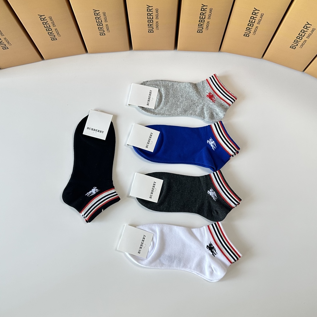 💛配专柜包装
Burberry （巴宝莉）新款中短款堆堆袜袜子！一盒五双，专柜同步筒袜袜子，💛大牌出街，