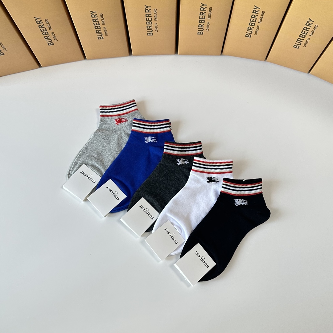 💛配专柜包装
Burberry （巴宝莉）新款中短款堆堆袜袜子！一盒五双，专柜同步筒袜袜子，💛大牌出街，