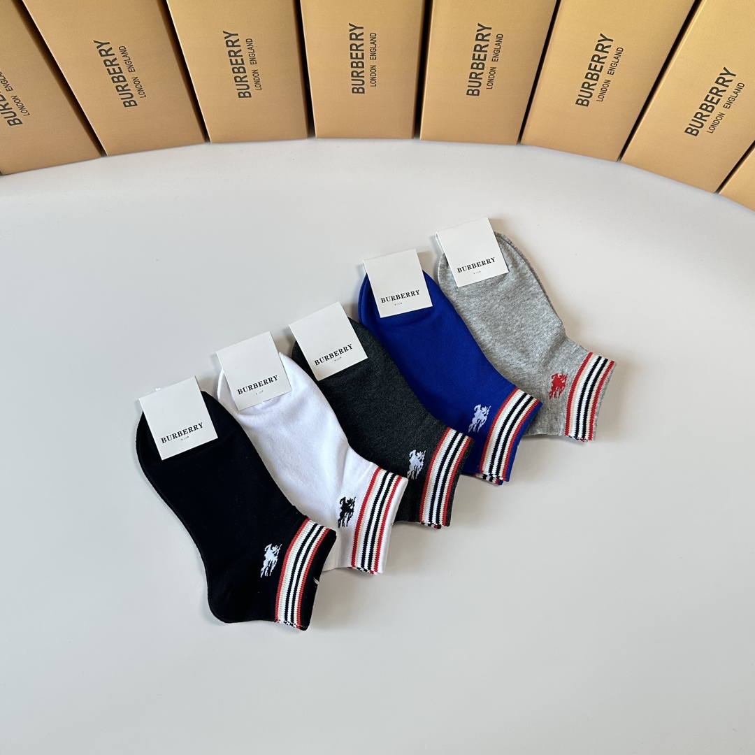 💛配专柜包装
Burberry （巴宝莉）新款中短款堆堆袜袜子！一盒五双，专柜同步筒袜袜子，💛大牌出街，