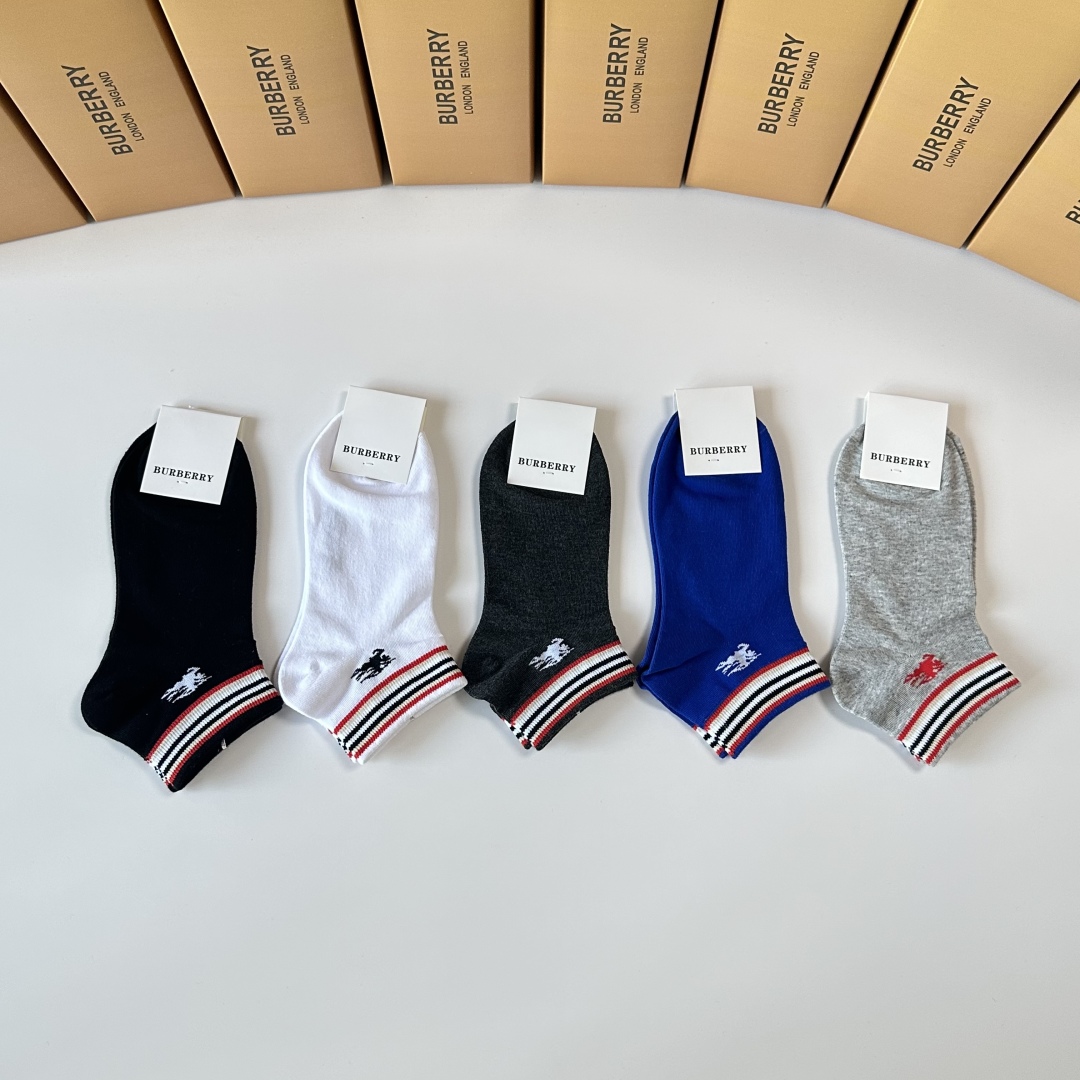 💛配专柜包装
Burberry （巴宝莉）新款中短款堆堆袜袜子！一盒五双，专柜同步筒袜袜子，💛大牌出街，