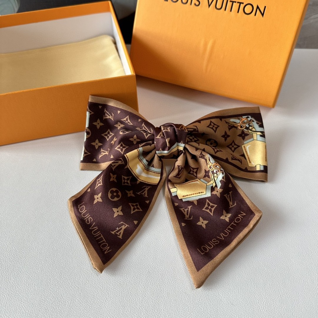  配专柜包装
LV（路易威登）最新蝴蝶结中古发夹#
信我！人手必备的单品 这件必须买
洋气神仙颜值💕💫
