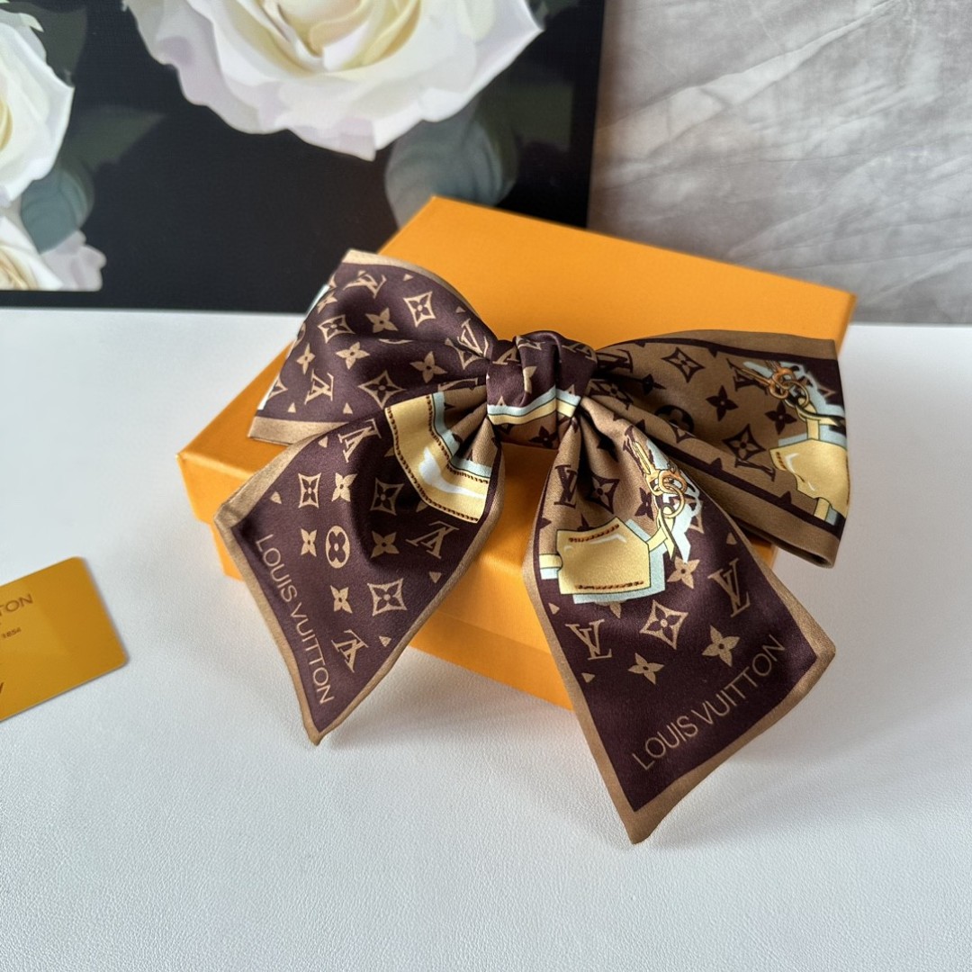  配专柜包装
LV（路易威登）最新蝴蝶结中古发夹#
信我！人手必备的单品 这件必须买
洋气神仙颜值💕💫
