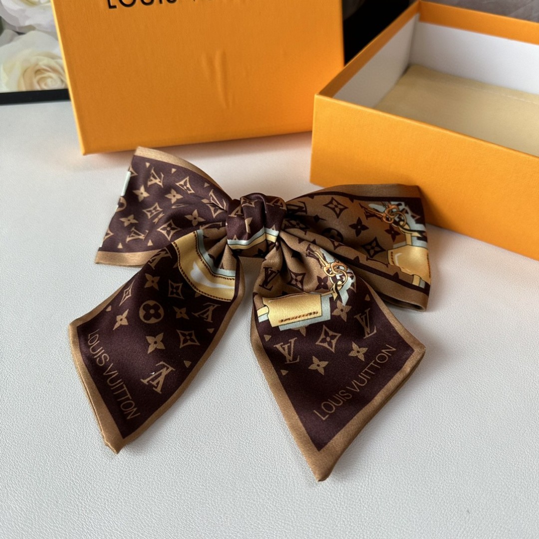  配专柜包装
LV（路易威登）最新蝴蝶结中古发夹#
信我！人手必备的单品 这件必须买
洋气神仙颜值💕💫

