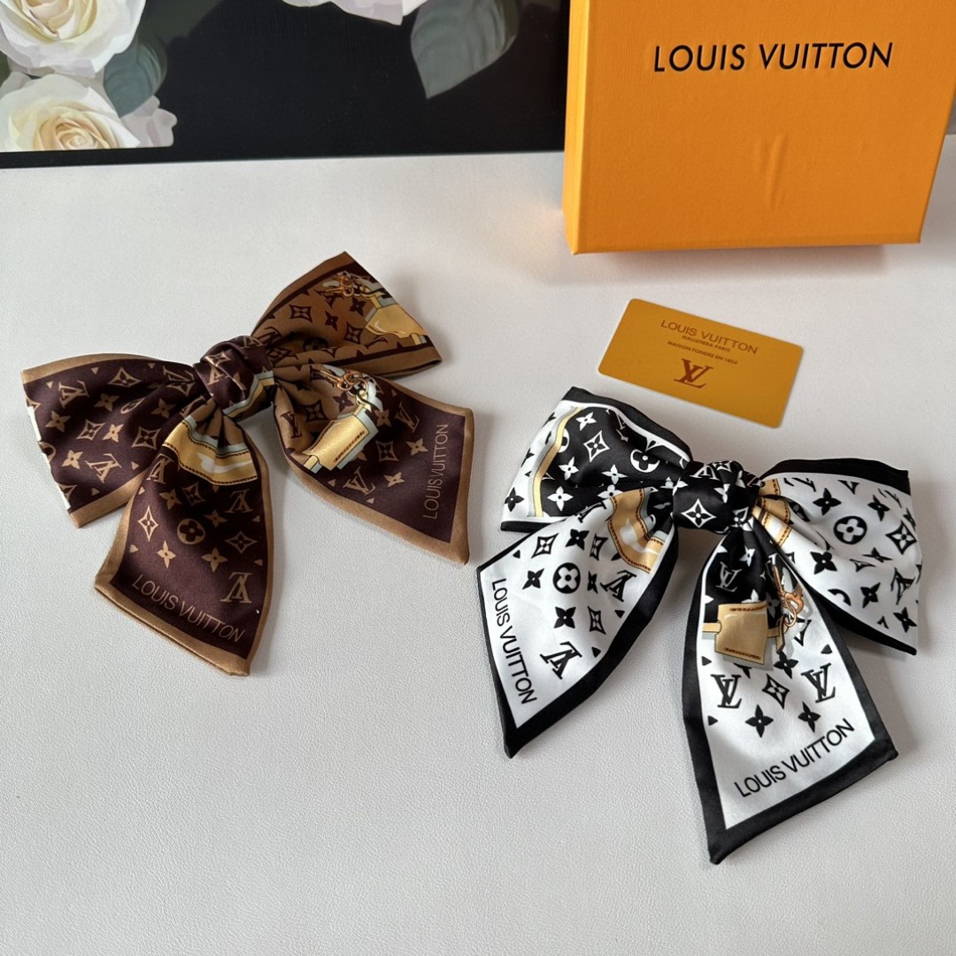  配专柜包装
LV（路易威登）最新蝴蝶结中古发夹#
信我！人手必备的单品 这件必须买
洋气神仙颜值💕💫
