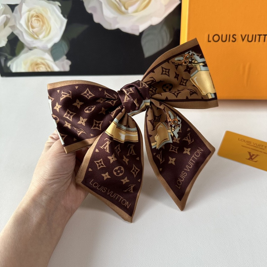  配专柜包装
LV（路易威登）最新蝴蝶结中古发夹#
信我！人手必备的单品 这件必须买
洋气神仙颜值💕💫
