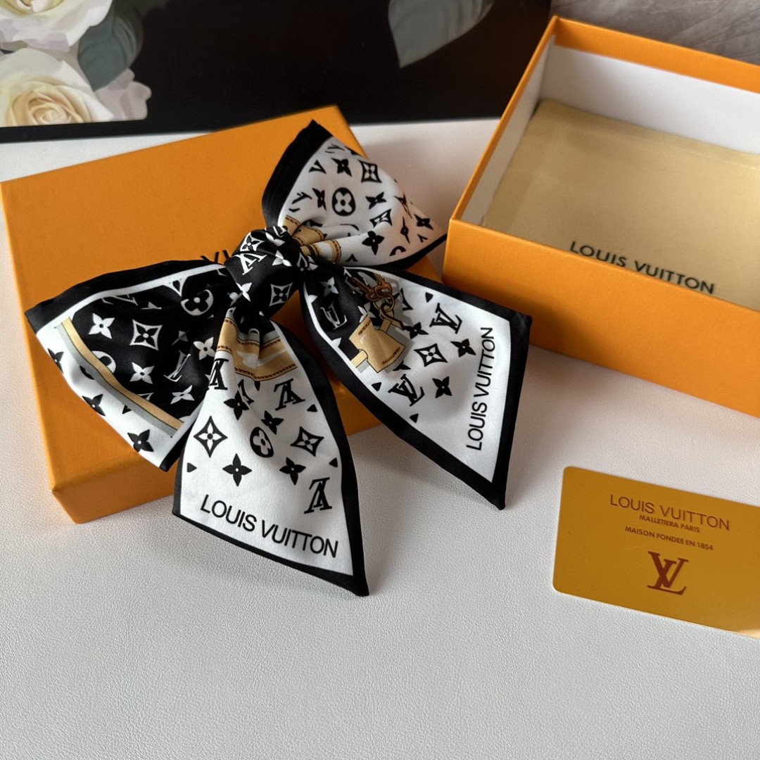  配专柜包装
LV（路易威登）最新蝴蝶结中古发夹#
信我！人手必备的单品 这件必须买
洋气神仙颜值💕💫
