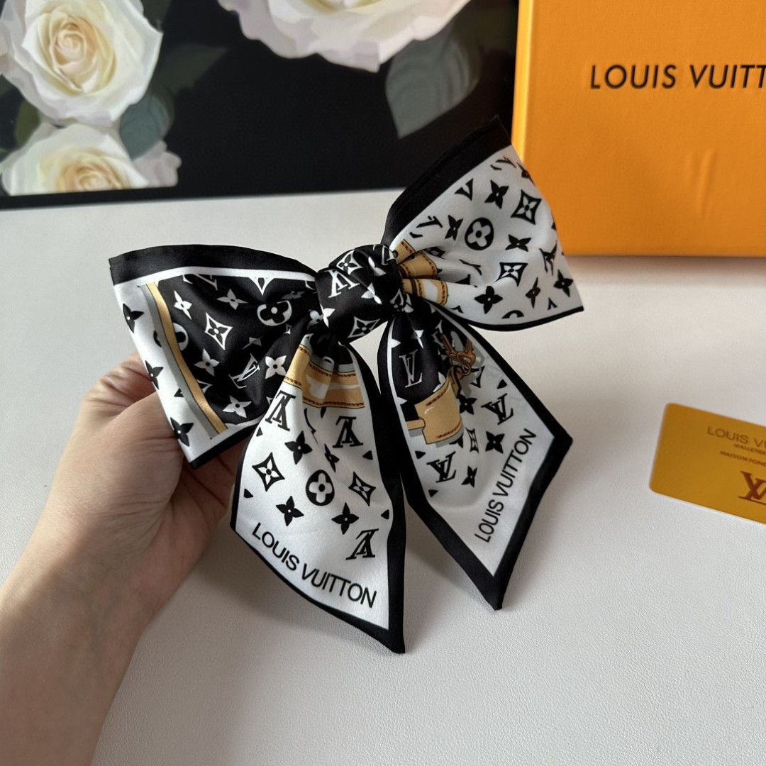  配专柜包装
LV（路易威登）最新蝴蝶结中古发夹#
信我！人手必备的单品 这件必须买
洋气神仙颜值💕💫
