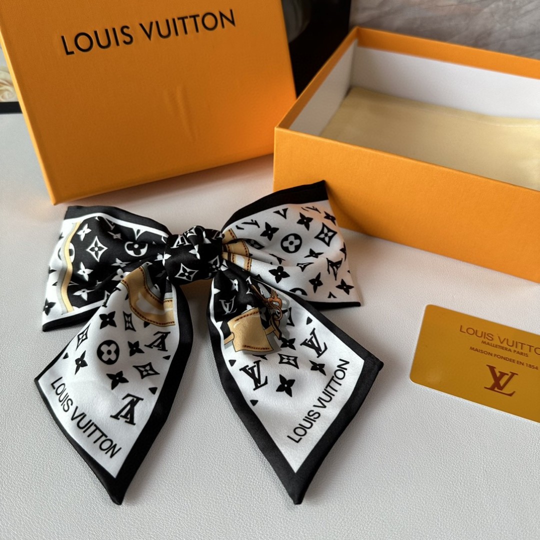  配专柜包装
LV（路易威登）最新蝴蝶结中古发夹#
信我！人手必备的单品 这件必须买
洋气神仙颜值💕💫
