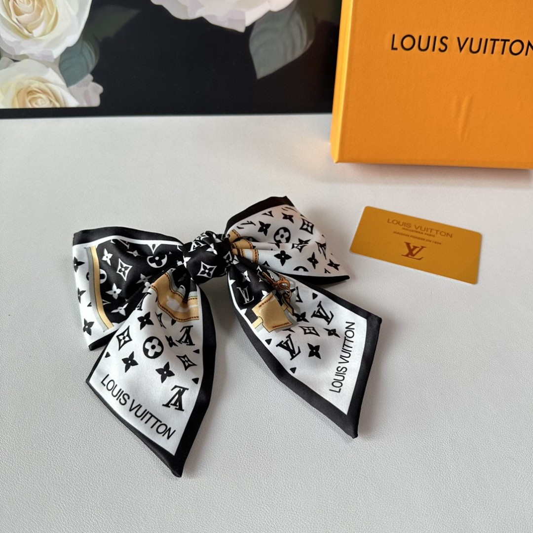  配专柜包装
LV（路易威登）最新蝴蝶结中古发夹#
信我！人手必备的单品 这件必须买
洋气神仙颜值💕💫
