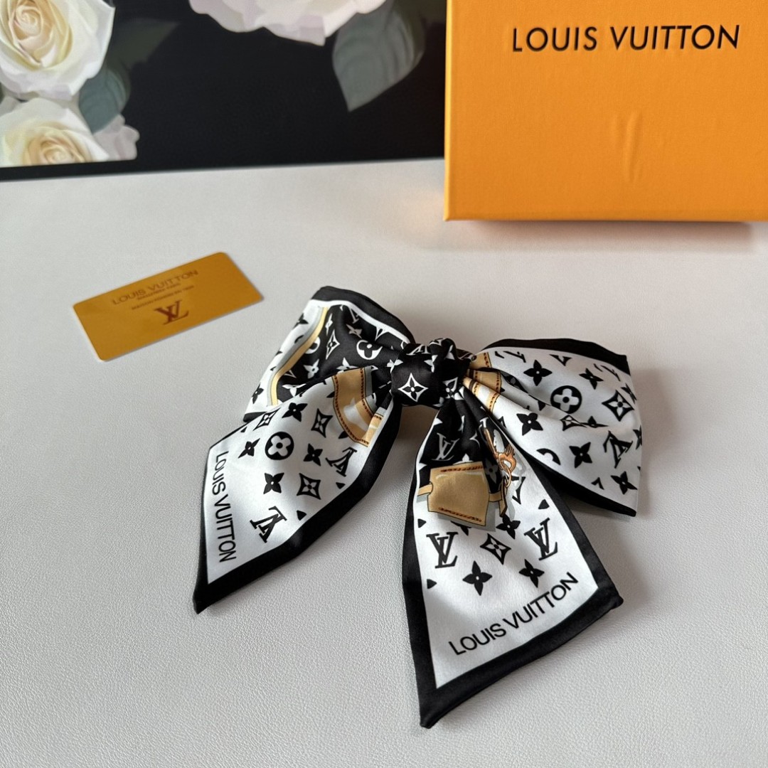  配专柜包装
LV（路易威登）最新蝴蝶结中古发夹#
信我！人手必备的单品 这件必须买
洋气神仙颜值💕💫
