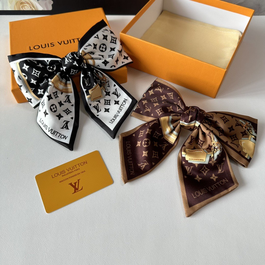  配专柜包装
LV（路易威登）最新蝴蝶结中古发夹#
信我！人手必备的单品 这件必须买
洋气神仙颜值💕💫
