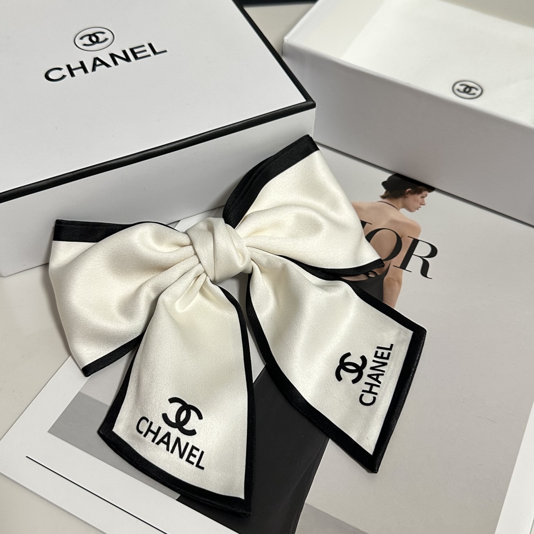  配专柜包装
Chanel（香奈儿）最新蝴蝶结中古发夹#
信我！人手必备的单品 这件必须买
洋气神仙颜值