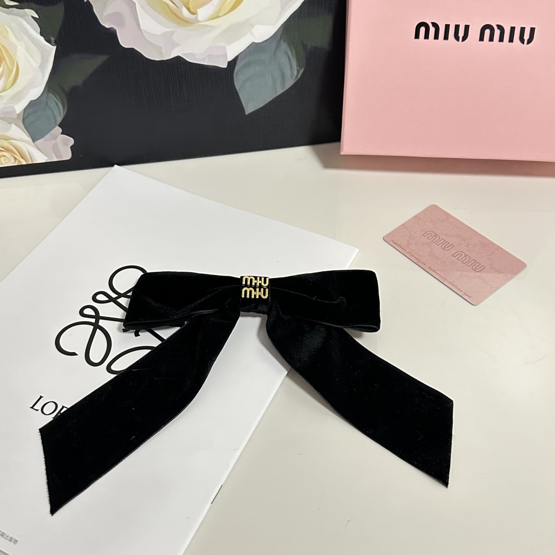  配专柜包装
MiuMiu（缪缪）官网同款最新蝴蝶结五金丝绒发夹#
信我！人手必备的单品 这件必须买
洋
