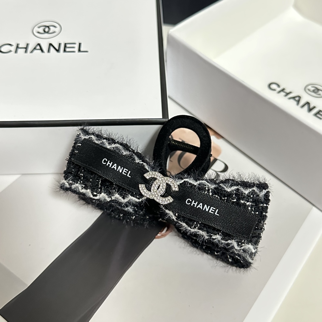 （单个）配专柜包装 
Chanel（香奈儿）最新爆款来啦✨💫
中古vintage复古五金抓夹
优雅的gi