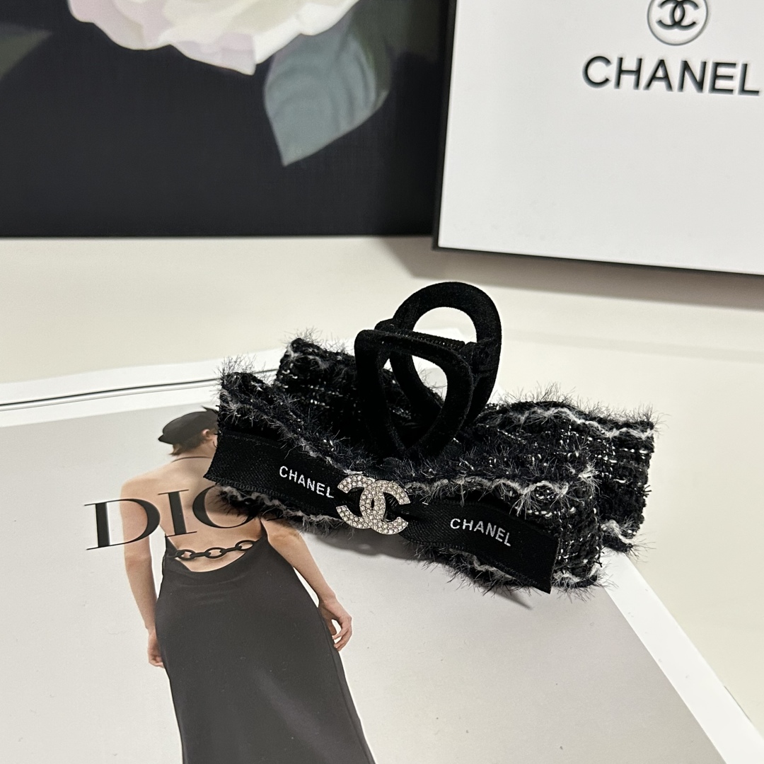 （单个）配专柜包装 
Chanel（香奈儿）最新爆款来啦✨💫
中古vintage复古五金抓夹
优雅的gi