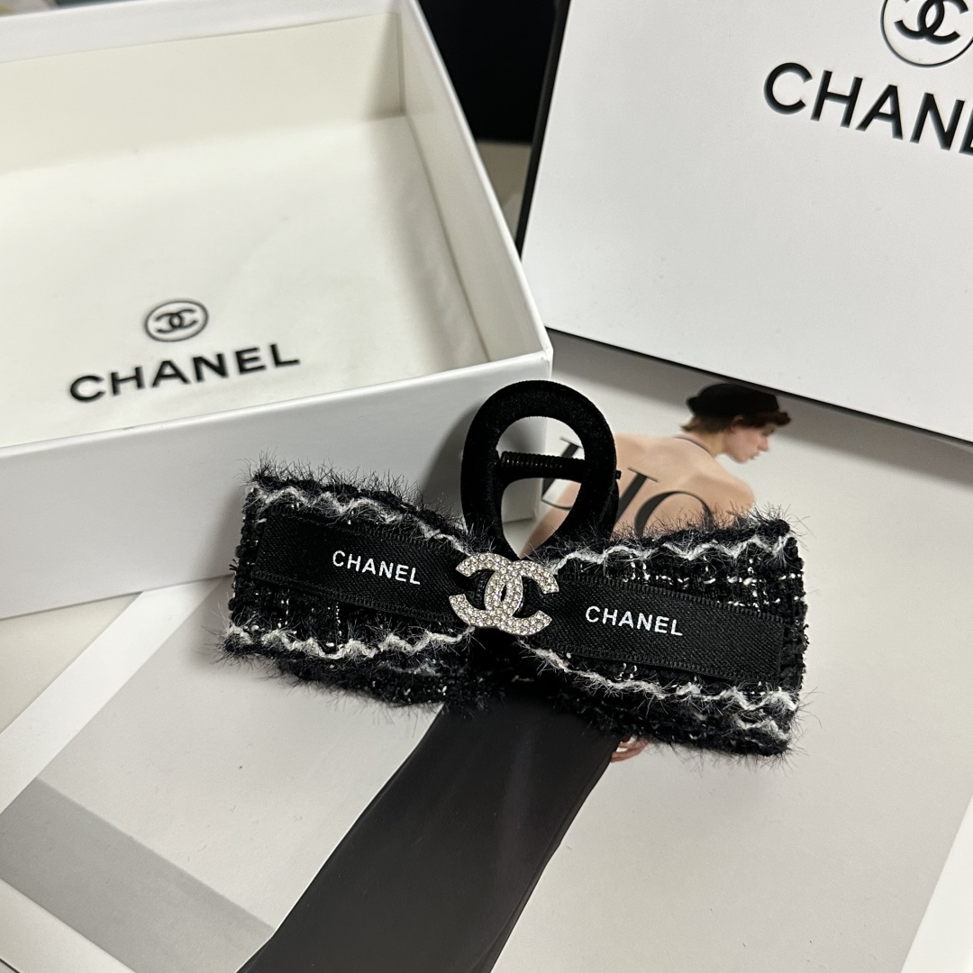 （单个）配专柜包装 
Chanel（香奈儿）最新爆款来啦✨💫
中古vintage复古五金抓夹
优雅的gi