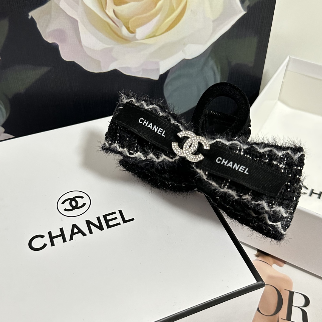 （单个）配专柜包装 
Chanel（香奈儿）最新爆款来啦✨💫
中古vintage复古五金抓夹
优雅的gi