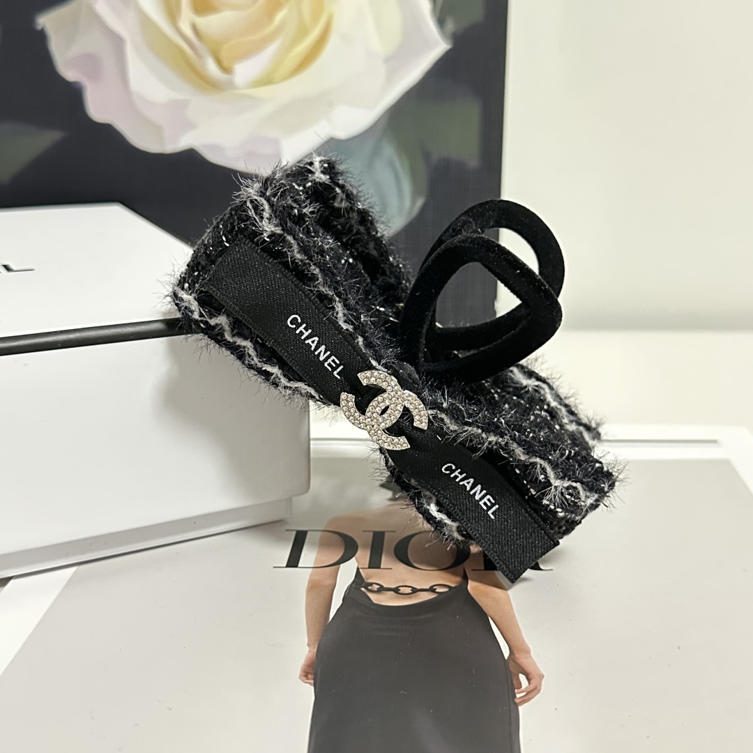 （单个）配专柜包装 
Chanel（香奈儿）最新爆款来啦✨💫
中古vintage复古五金抓夹
优雅的gi