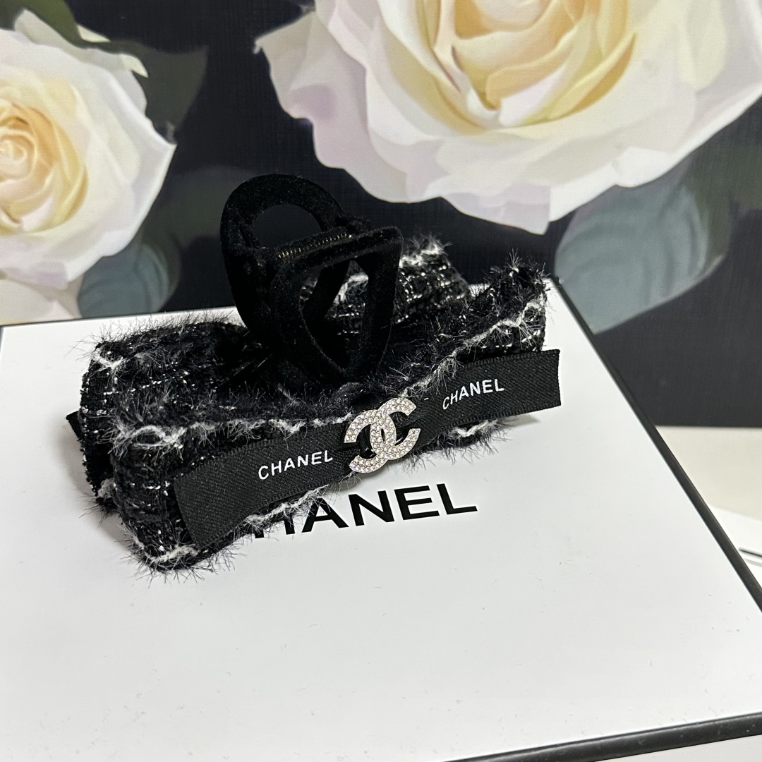（单个）配专柜包装 
Chanel（香奈儿）最新爆款来啦✨💫
中古vintage复古五金抓夹
优雅的gi