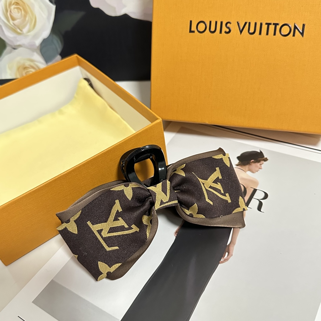 配专柜包装 
LV（路易威登）最新爆款来啦✨💫
中古vintage复古抓夹
优雅的girl值得入手 非