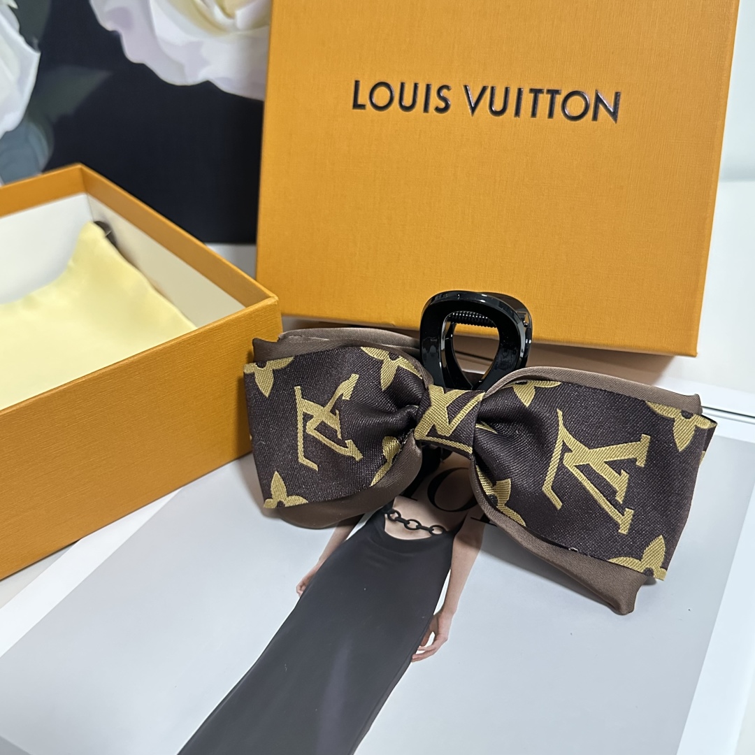  配专柜包装 
LV（路易威登）最新爆款来啦✨💫
中古vintage复古抓夹
优雅的girl值得入手 非