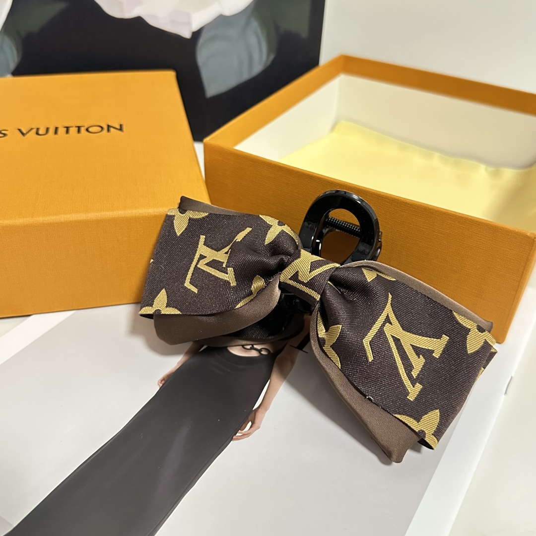  配专柜包装 
LV（路易威登）最新爆款来啦✨💫
中古vintage复古抓夹
优雅的girl值得入手 非