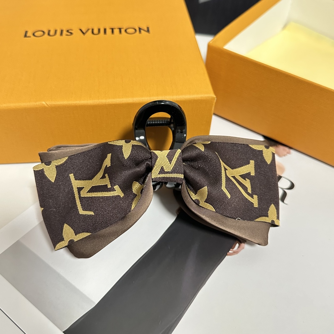  配专柜包装 
LV（路易威登）最新爆款来啦✨💫
中古vintage复古抓夹
优雅的girl值得入手 非