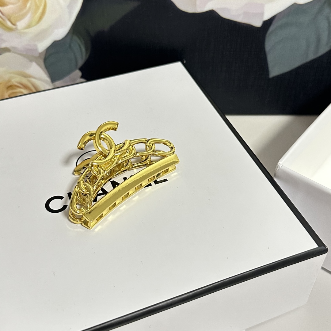 （单个）配专柜包装 
CHANEL（香奈儿）最新爆款来啦✨💫
中古vintage复古金属抓夹
优雅的gi