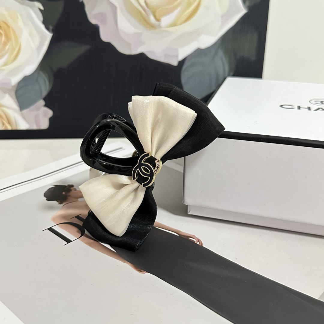 （单个）配专柜包装 
Chanel（香奈儿）最新爆款来啦✨💫
中古vintage复古五金抓夹
优雅的gi