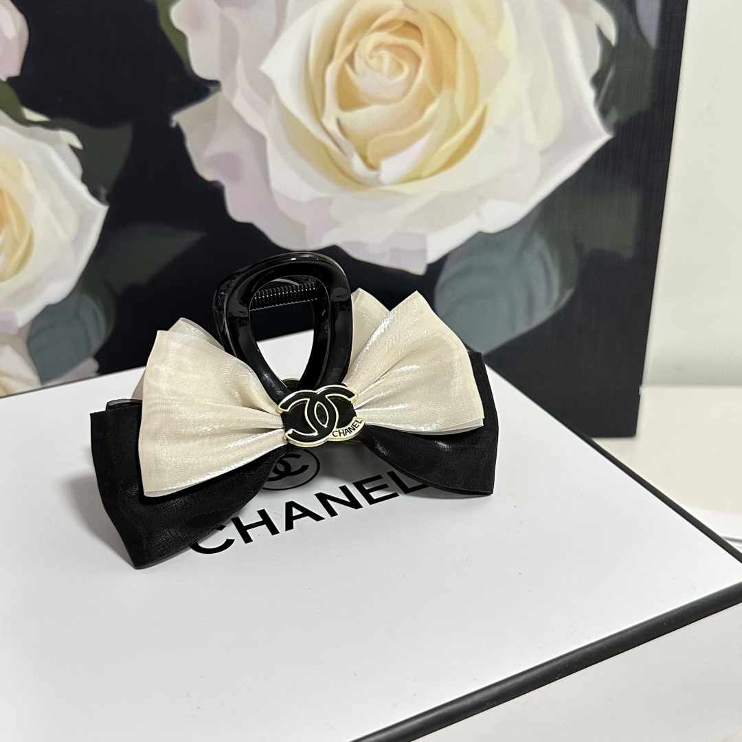 （单个）配专柜包装 
Chanel（香奈儿）最新爆款来啦✨💫
中古vintage复古五金抓夹
优雅的gi