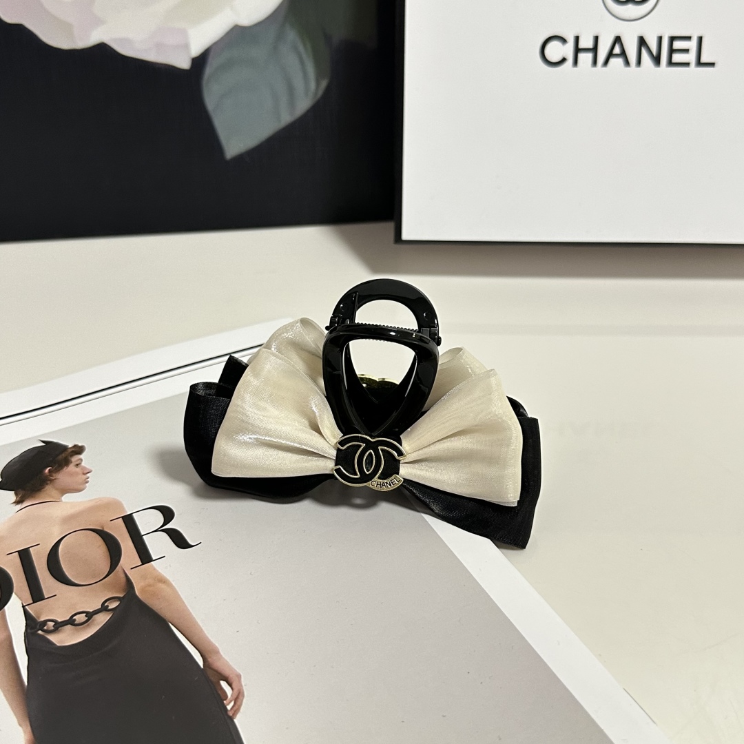 （单个）配专柜包装 
Chanel（香奈儿）最新爆款来啦✨💫
中古vintage复古五金抓夹
优雅的gi