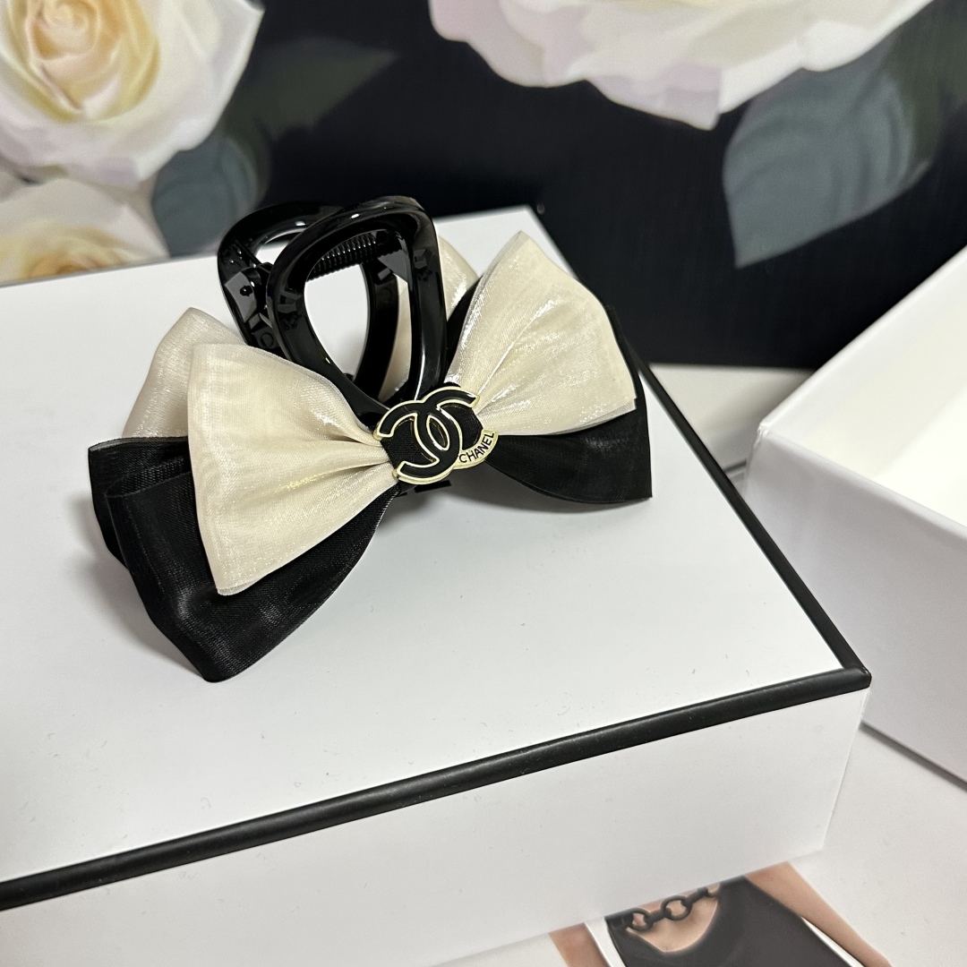 （单个）配专柜包装 
Chanel（香奈儿）最新爆款来啦✨💫
中古vintage复古五金抓夹
优雅的gi