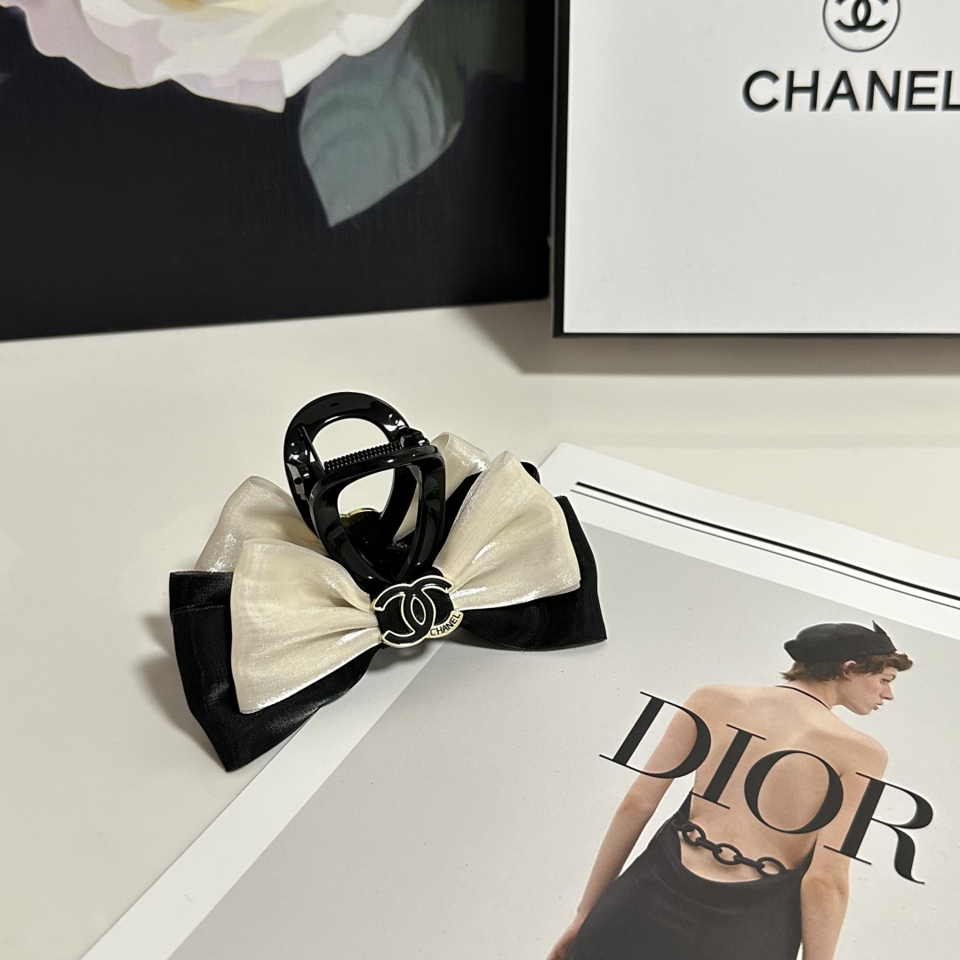 （单个）配专柜包装 
Chanel（香奈儿）最新爆款来啦✨💫
中古vintage复古五金抓夹
优雅的gi