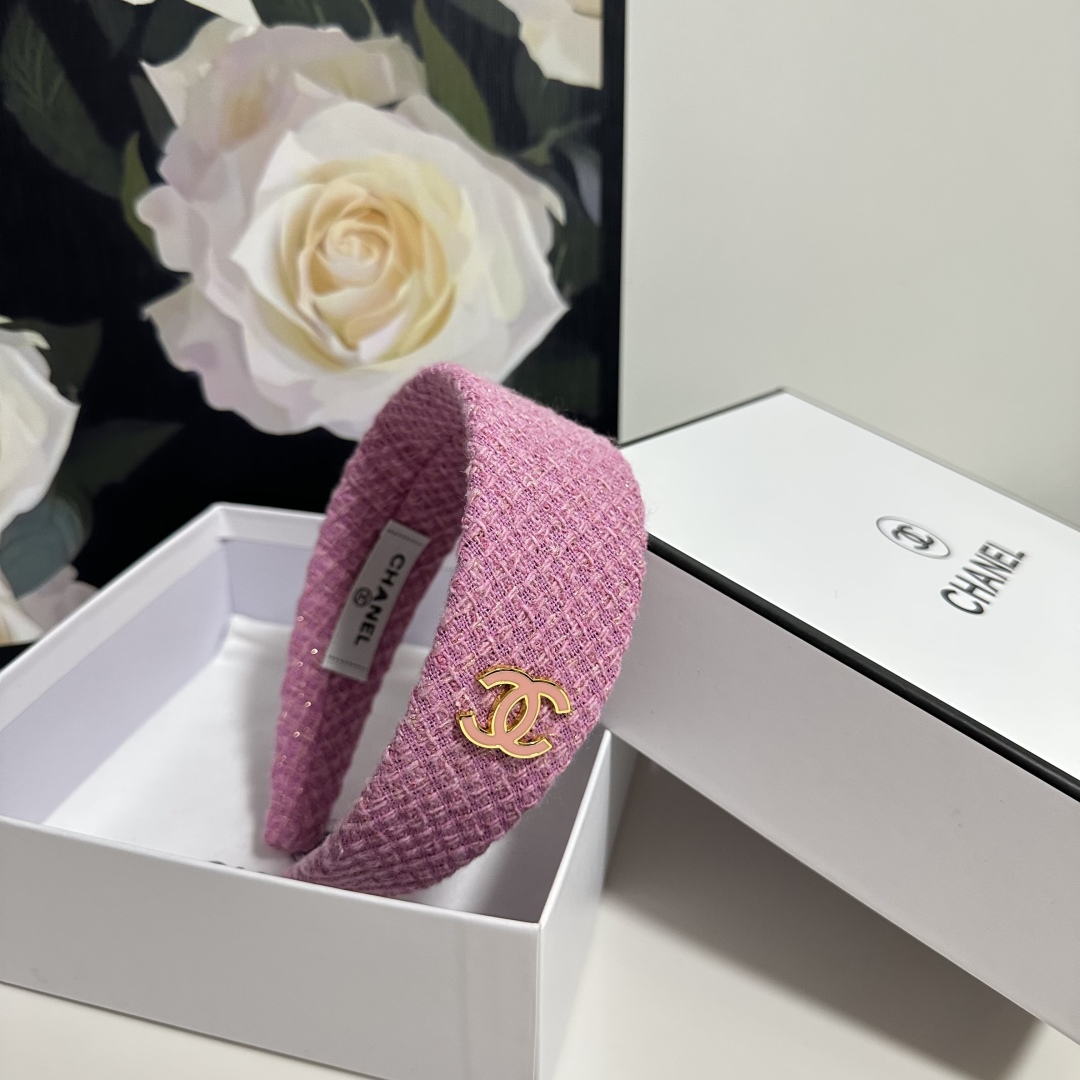  配专柜包装
Chanel（香奈儿）最新发箍
小仙女快入手
特殊材质 不嘞头
可盐可甜～