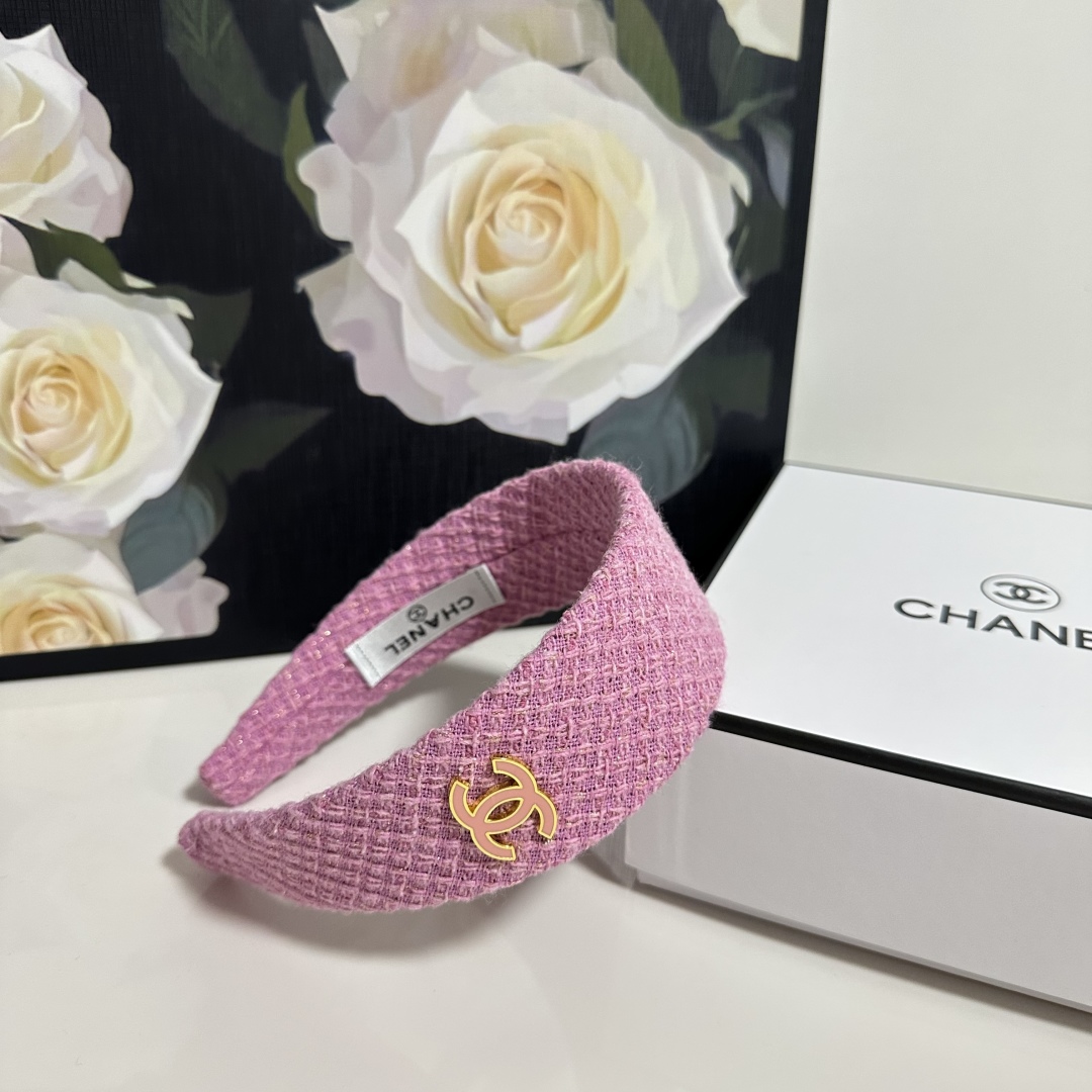  配专柜包装
Chanel（香奈儿）最新发箍
小仙女快入手
特殊材质 不嘞头
可盐可甜～