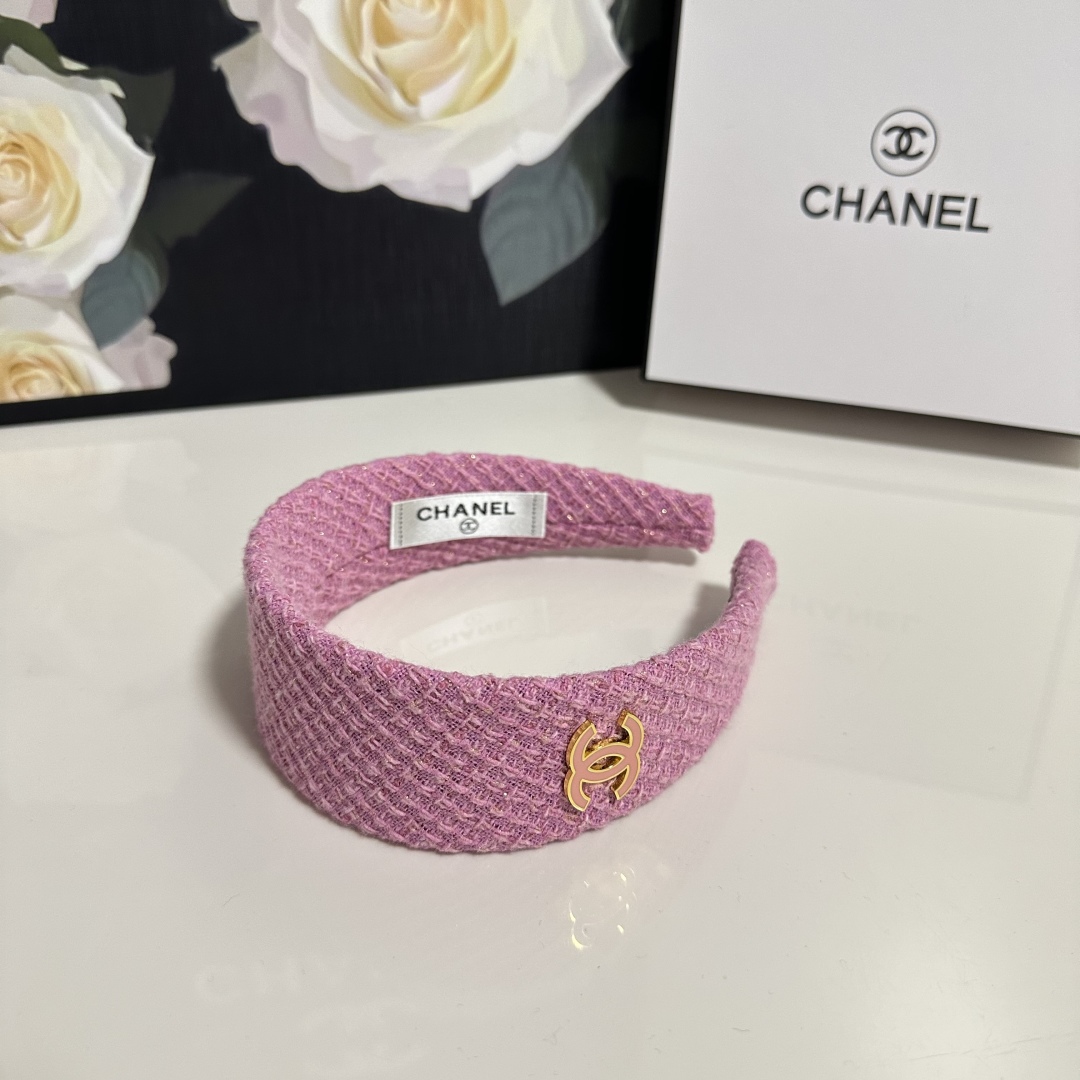  配专柜包装
Chanel（香奈儿）最新发箍
小仙女快入手
特殊材质 不嘞头
可盐可甜～